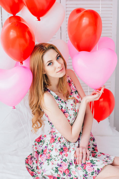 Menina em vestido romântico com balões na forma de um coração
 - Foto, Imagem