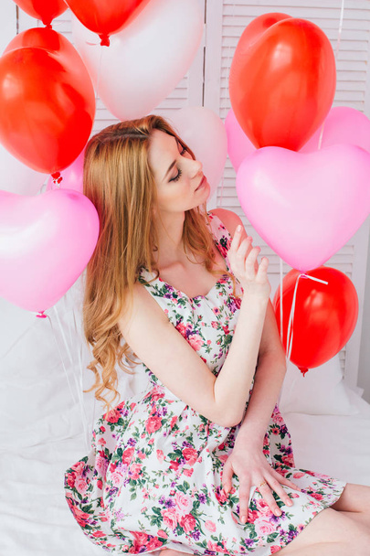 Girl in romantic dress with balloons in the shape of a heart - Foto, Imagem