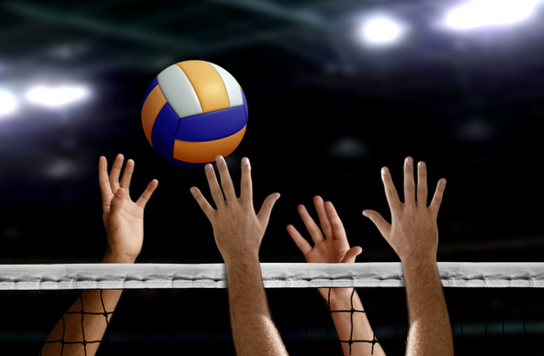 Bloque de mano de pico de voleibol sobre la red
 - Foto, Imagen