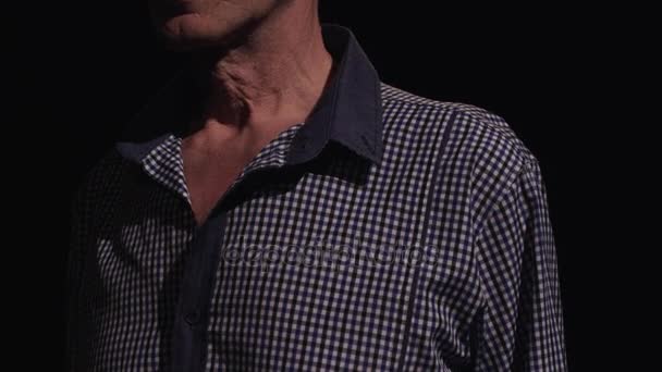 Öreg kék kockás ing adams apple nyak remegett, ahogy beszél - Felvétel, videó