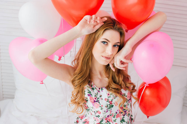 Girl in romantic dress with balloons in the shape of a heart - Foto, Imagem