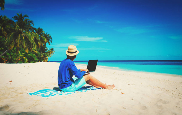 άνθρωπος με laptop σε τροπική παραλία - Φωτογραφία, εικόνα