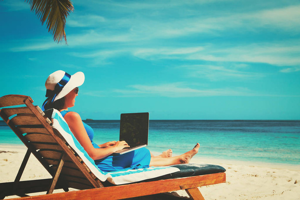 Vzdálená práce concept-mladá žena s laptopem na pláži - Fotografie, Obrázek