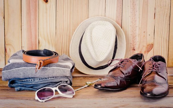 Acessórios de viagem. Camisas, jeans, chapéus, sapatos, bolsa, cinto, óculos de sol, prontos para a viagem
 - Foto, Imagem