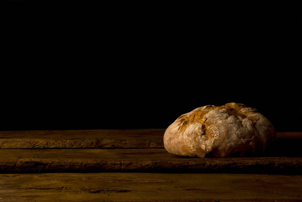 φρεσκοψημένο ψωμί στο ξύλινο τραπέζι - Φωτογραφία, εικόνα