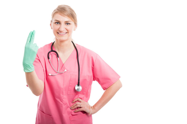 Ženské proctologist pózuje zobrazeno prsty a usmívá se - Fotografie, Obrázek