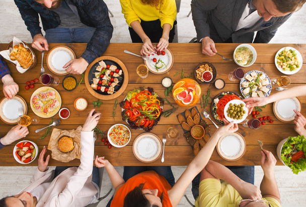 Menschen essen gesunde Mahlzeiten am gedeckten Tisch - Foto, Bild