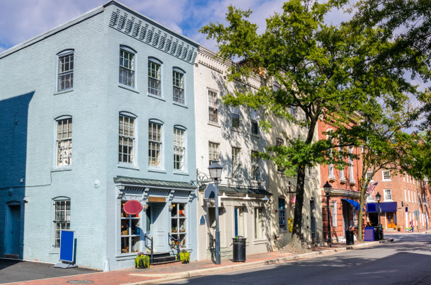 Edificios tradicionales de ladrillo de color pastel con tiendas a nivel de calle
 - Foto, imagen