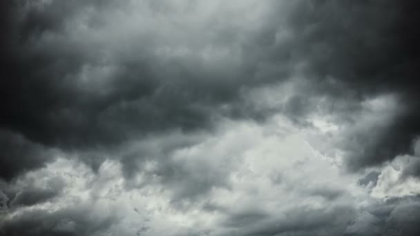 Dramatischer Himmel mit dunkelgrauen Gewitterwolken - Filmmaterial, Video