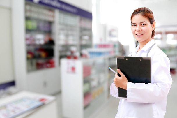 farmacéutico químico y médico médico mujer asia con stethoscop
 - Foto, Imagen