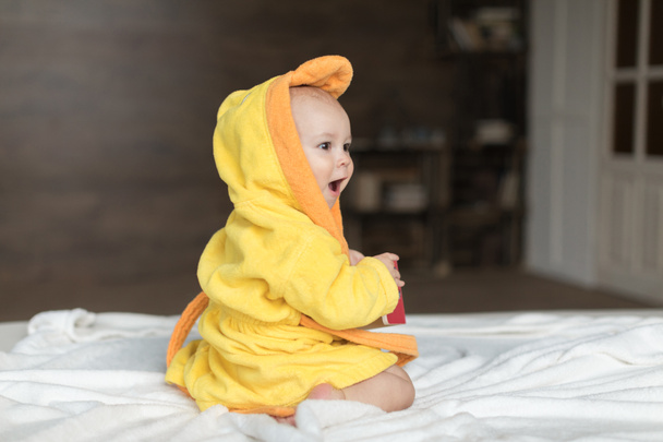 bébé garçon en robe jaune
 - Photo, image