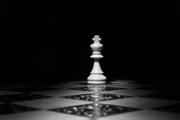 Schaken op een schaakbord gefotografeerd - Foto, afbeelding