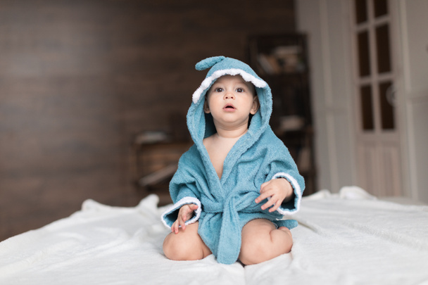 mavi elbise içinde erkek bebek - Fotoğraf, Görsel