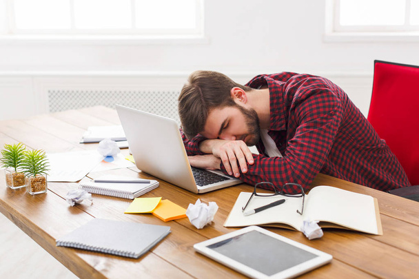 Spící přepracování podnikatel s notebookem v moderní bílé úřadu - Fotografie, Obrázek