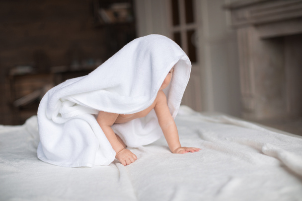 bébé garçon avec serviette blanche
 - Photo, image