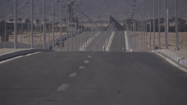 Μοναχικό δρόμο κοντά στα βουνά της ερήμου - Πλάνα, βίντεο