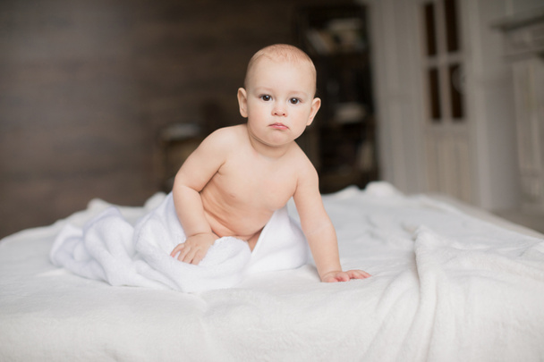 baby boy with white towel - Foto, imagen