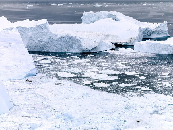 buzdağları Grönland Kuzey Buz Denizi üzerinde - Fotoğraf, Görsel