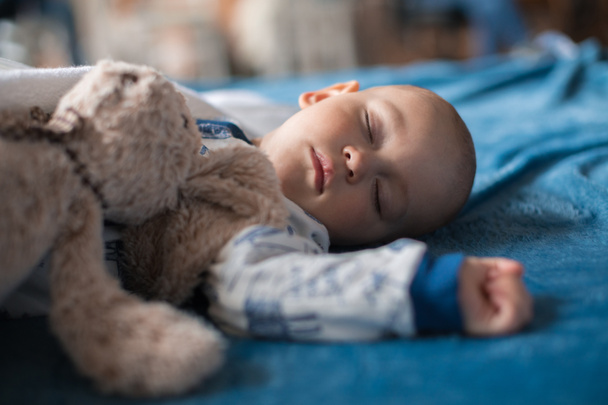 chico durmiendo con osito de peluche
 - Foto, Imagen