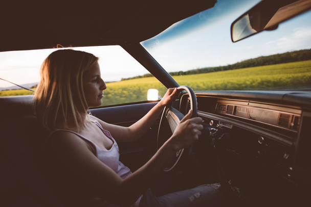 Νεαρή γυναίκα οδηγός σε οδικό ταξίδι - Φωτογραφία, εικόνα