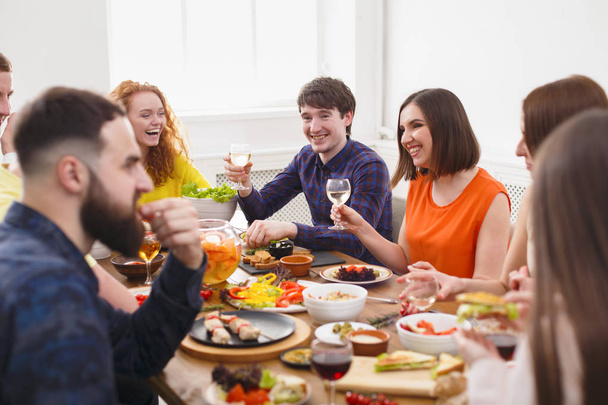 Група щасливих людей на святковій вечірці столу
 - Фото, зображення