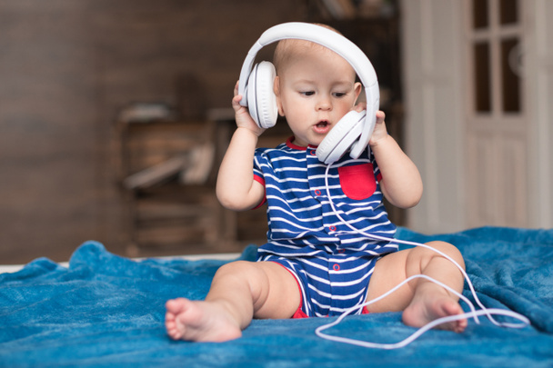 Baby Boy yllään valkoinen kuulokkeet
 - Valokuva, kuva