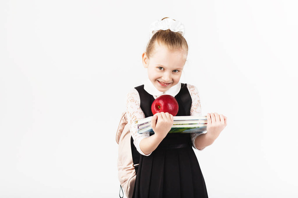Buch, Schule, Kind. lächelndes kleines Mädchen mit großem Rucksack - Foto, Bild