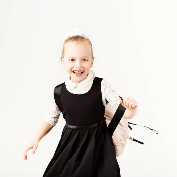 Hauska hymyilevä pieni tyttö iso reppu hyppääminen ja ottaa f
 - Valokuva, kuva
