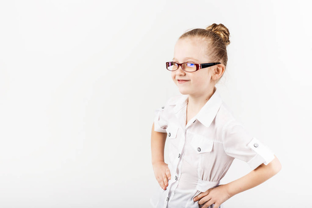 Divertente bambina che indossa occhiali imita un insegnante rigoroso a
 - Foto, immagini