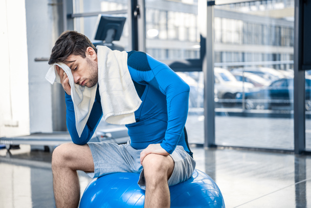 Man rustend op fitness bal - Foto, afbeelding