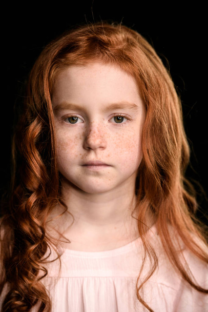 Suloinen punapää tyttö
 - Valokuva, kuva