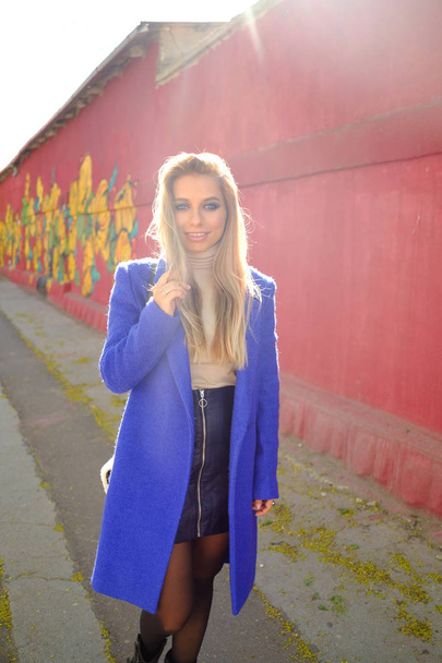 La ragazza con il cappotto blu per strada
 - Foto, immagini