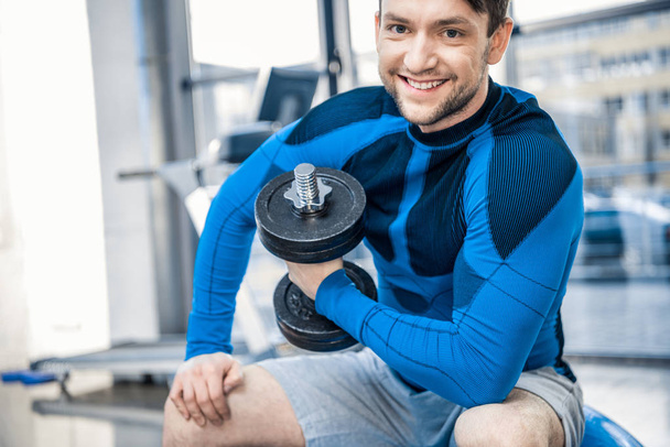 férfi súlyzó edzés  - Fotó, kép