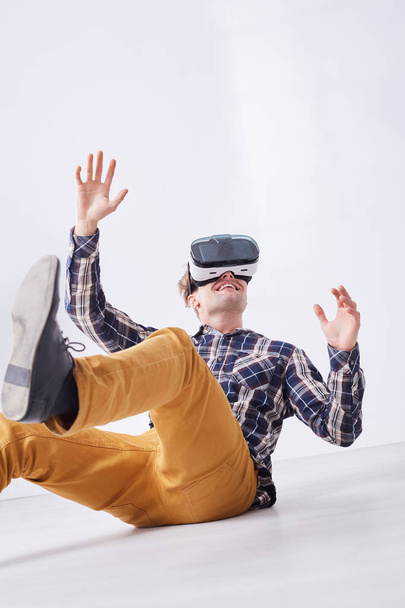 Gamer using virtaul reality goggles - Valokuva, kuva