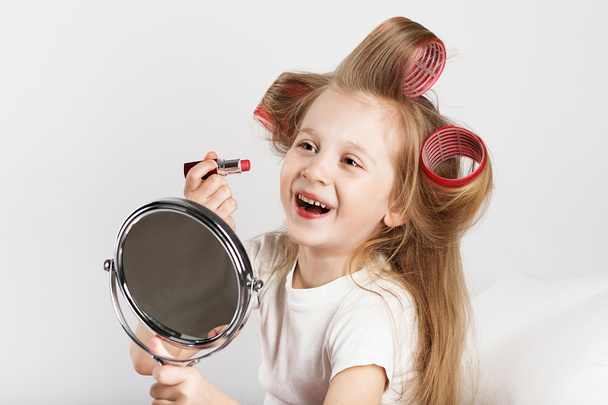 μωρών κορίτσι της μόδας κάνει το μακιγιάζ και τη διασκέδαση - Φωτογραφία, εικόνα