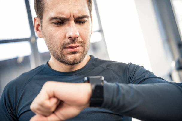 homme utilisant smartwatch à la salle de gym
 - Photo, image