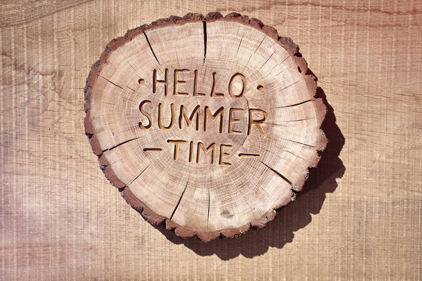 Hallo zomer decoratief houtsnijwerk, achtergrond. positieve q - Foto, afbeelding