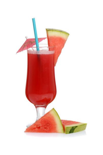 Арбузный коктейль с ломтиками фруктов
 - Фото, изображение
