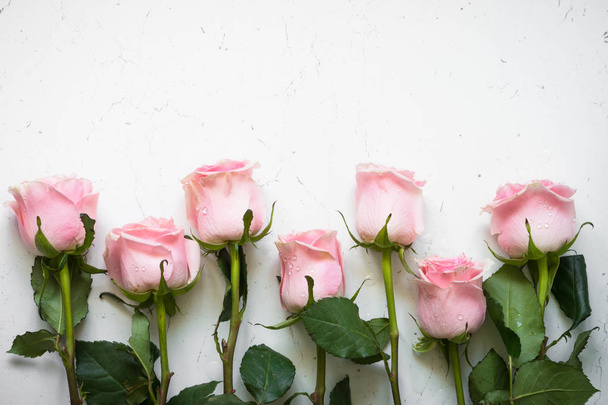 Rosa rosa en la mesa de piedra blanca
. - Foto, Imagen