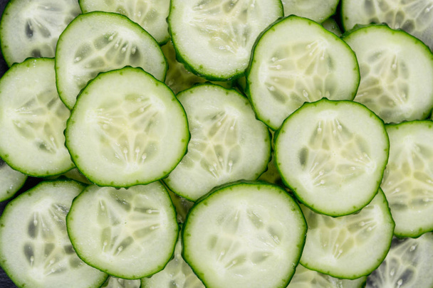 Gesneden komkommer, bovenaanzicht - Foto, afbeelding