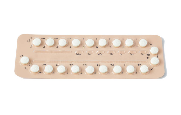Perorálními kontraceptivy obsahujícími barevné proužky izolované na bílém pozadí s ořezovou cestou. antikoncepční pilulky - zdravotnictví a medicína. Pruh antikoncepční pilulku s češtinu. - Fotografie, Obrázek
