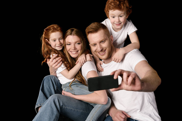 Familia tomando selfie
 - Foto, Imagen