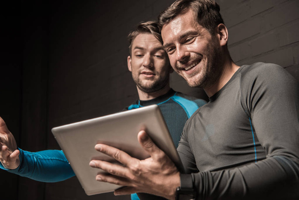 homens usando computador tablet
  - Foto, Imagem