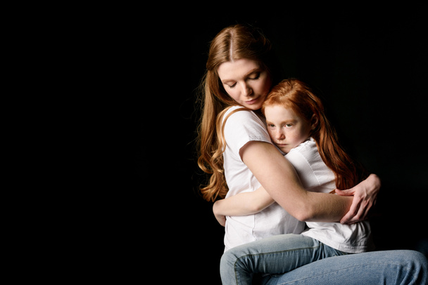 mother hugging daughter - Foto, Bild