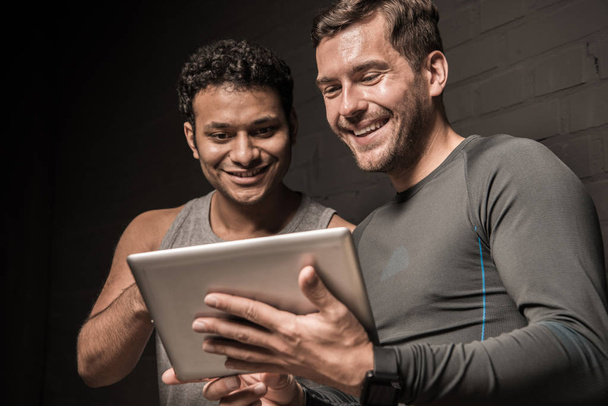 Männer nutzen Tablet-Computer  - Foto, Bild