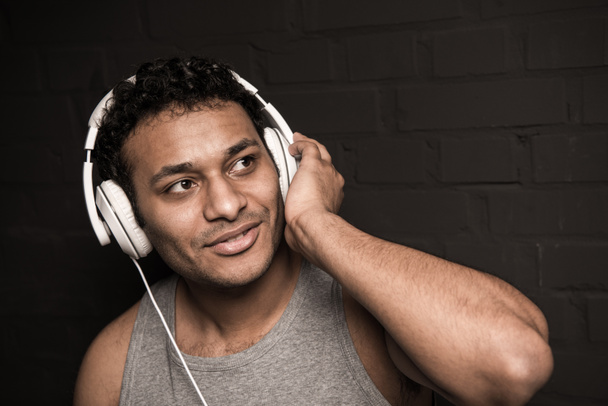 Hombre escuchando música en auriculares
 - Foto, Imagen