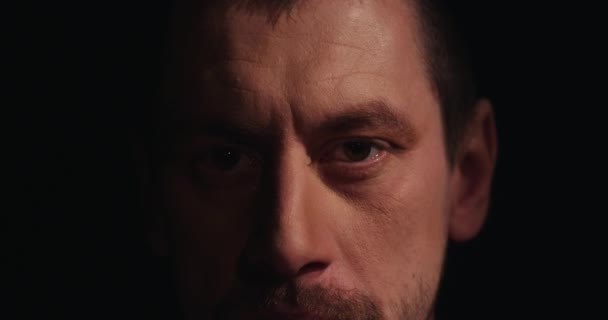Kaukázusi borostás barna ráncos ember kamerába néz portréja - Felvétel, videó