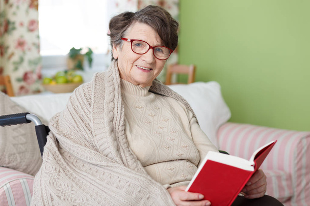 Senior woman reading a book - Zdjęcie, obraz