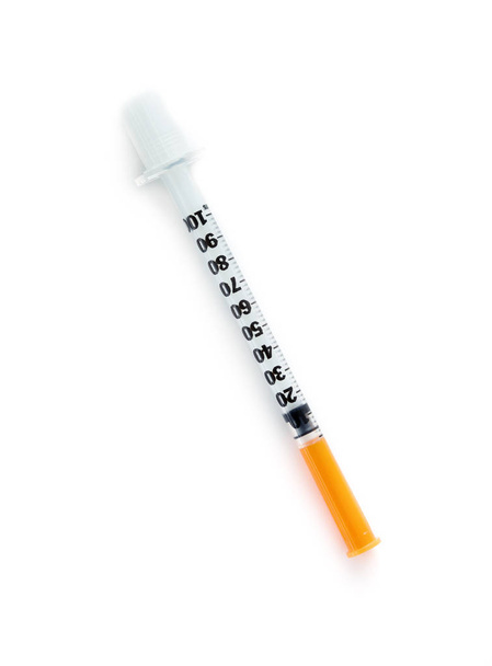 Drie insuline spuiten geïsoleerd op witte achtergrond. Stapel van medische spuiten. Enkele insuline spuit met oranje dop. - Foto, afbeelding