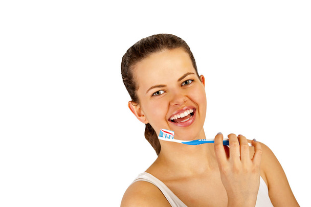 Teethbrush üzerinde beyaz backgrund olan kadın. - Fotoğraf, Görsel